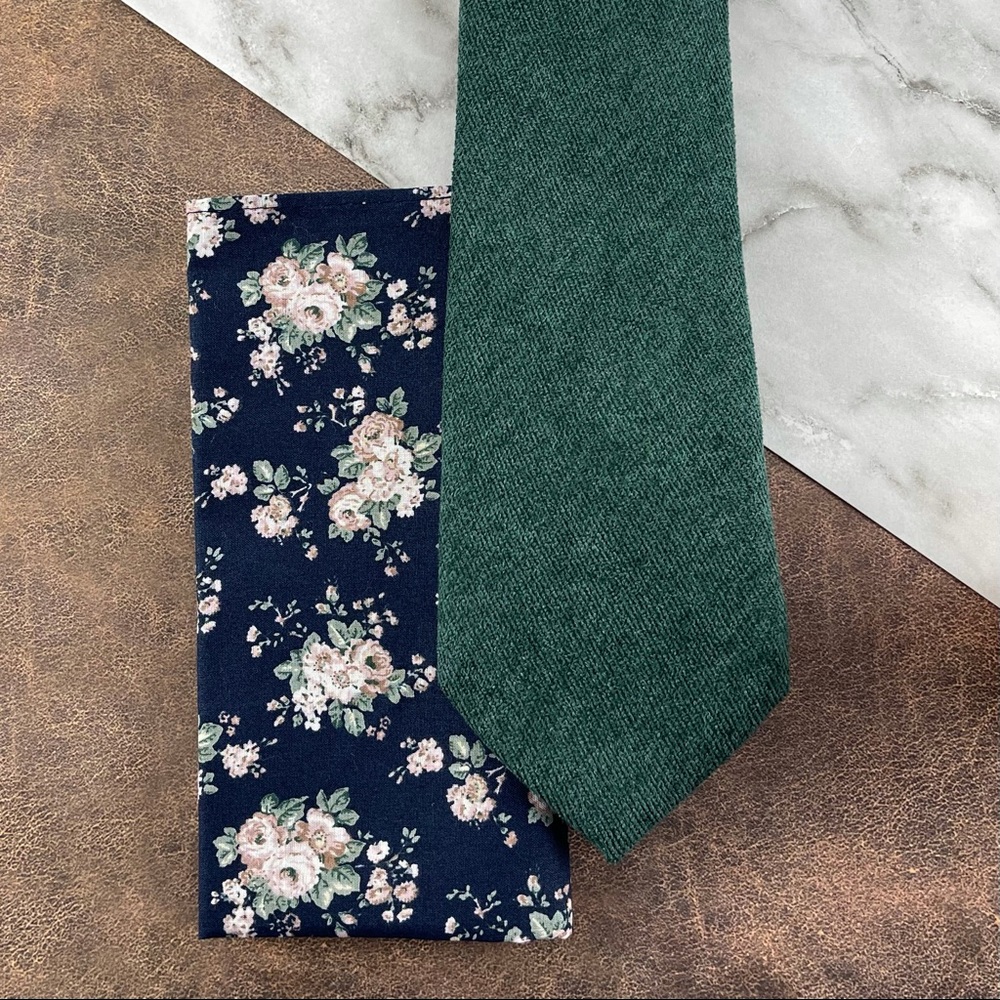 Men’s Emerald Green Slim Velour Necktie & Navy Rustic Floral Pocket Square Set